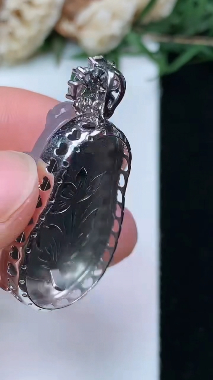 天然A货翡翠白冰财神爷吊坠，尺寸28.3-17.7-10.8，重量:9.75g
4月29日