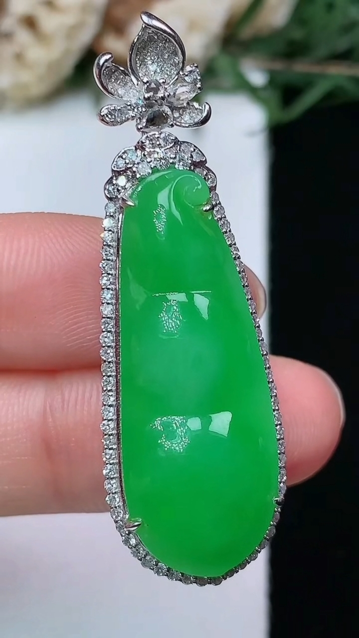 天然A货翡翠福豆吊坠，尺寸44.8-14.4-9.8，裸石31-12，重量:6.67g
4月29日