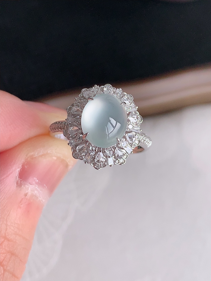 天然A货翡翠18K金伴钻镶嵌白冰白月光蛋面戒指 圈口17.2裸石
尺寸8.6-7mm 重量3.00g