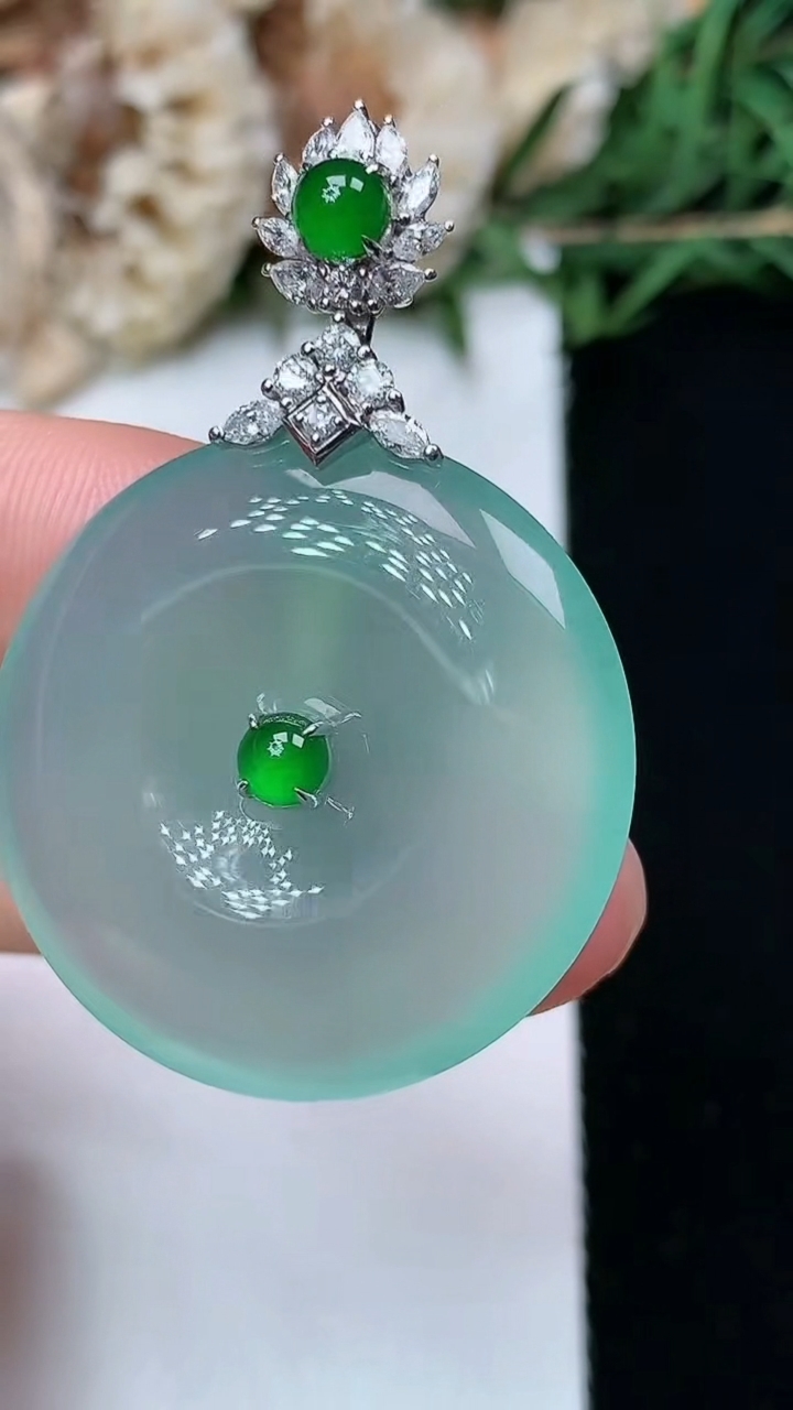 天然A货翡翠平安扣吊坠，尺寸29.5-5.5，重量:12.02g
4月29日