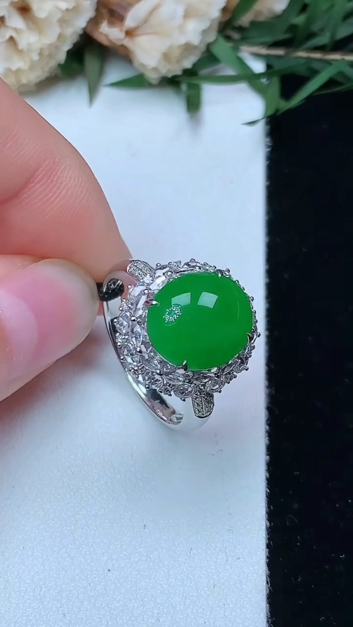 天然A货翡翠蛋面戒指，尺寸17.4-12.2-9.6，重量:4.00g2026年4月29日
工厂直销收藏佳品,种好水足，色泽均匀，有种有色，上手高大气！