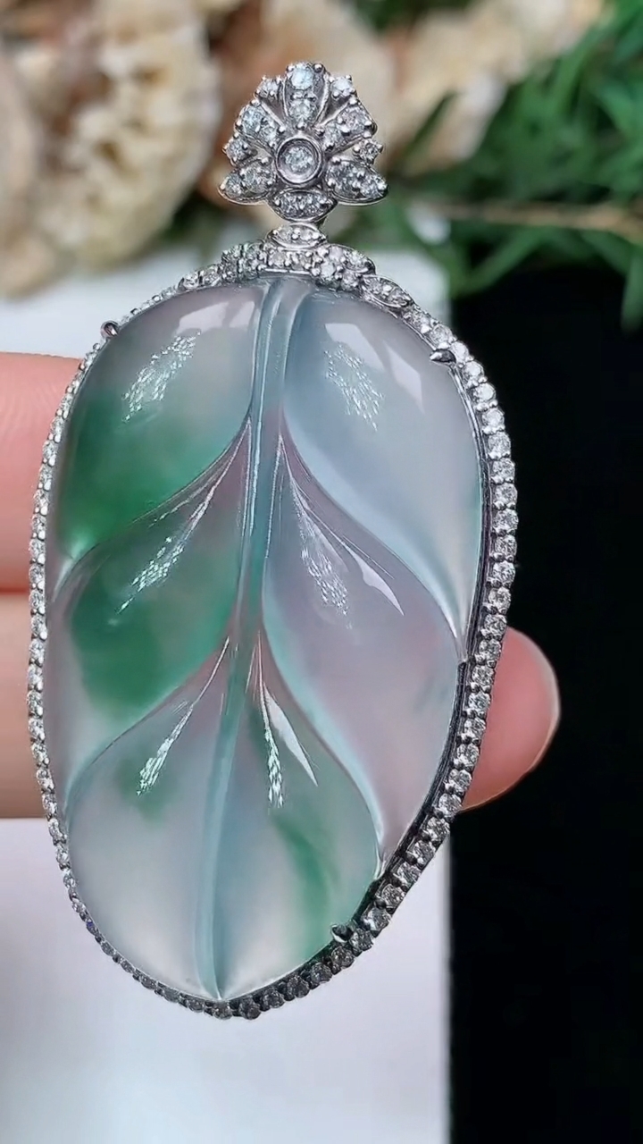 天然A货翡翠飘花金枝玉叶 叶子吊坠，尺寸49.4-25.7-9.3，裸石36.2-22.2，重量:10.13g
4月29日，重量:10.13g