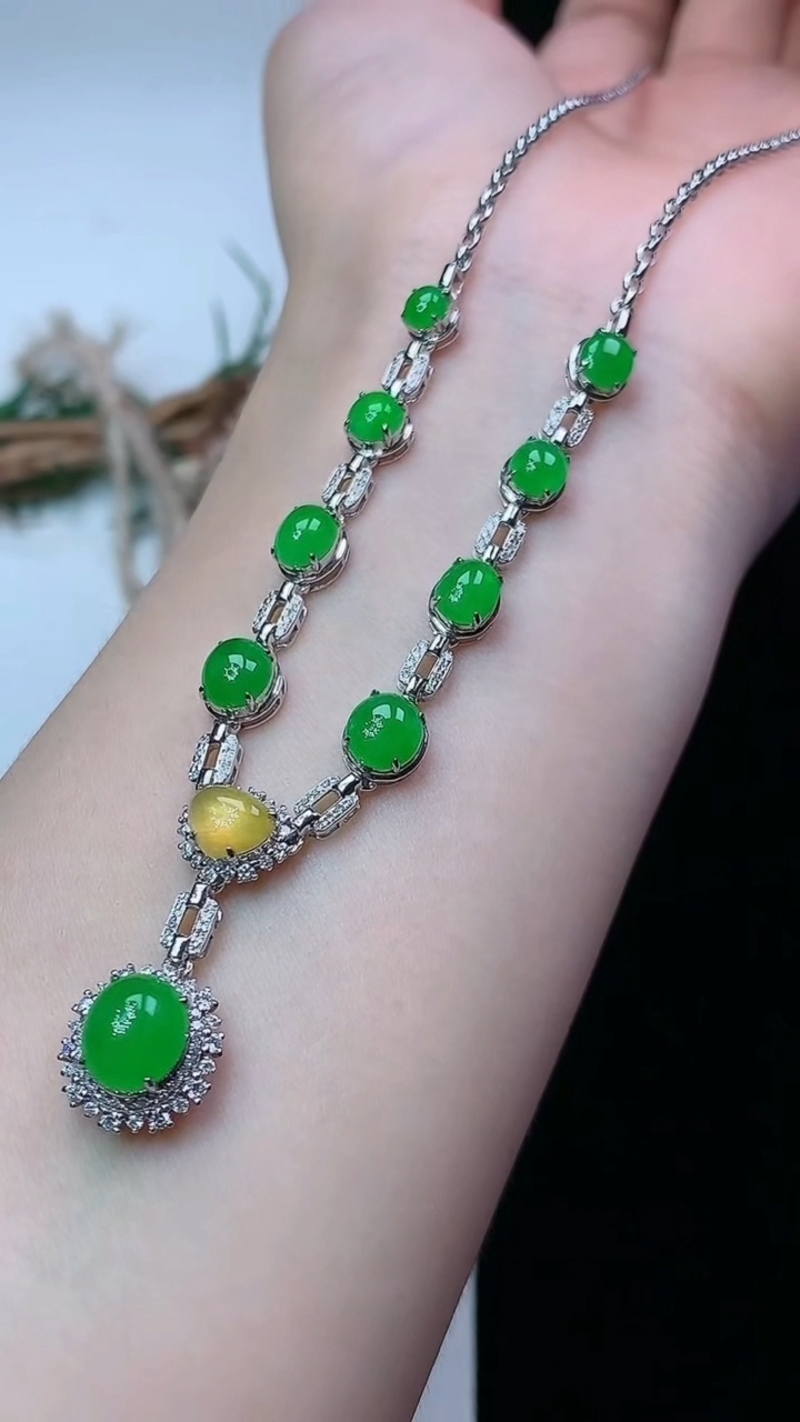 天然A货翡翠蛋面项链，尺寸7.5-6.6，重量:7.96g
4月29日