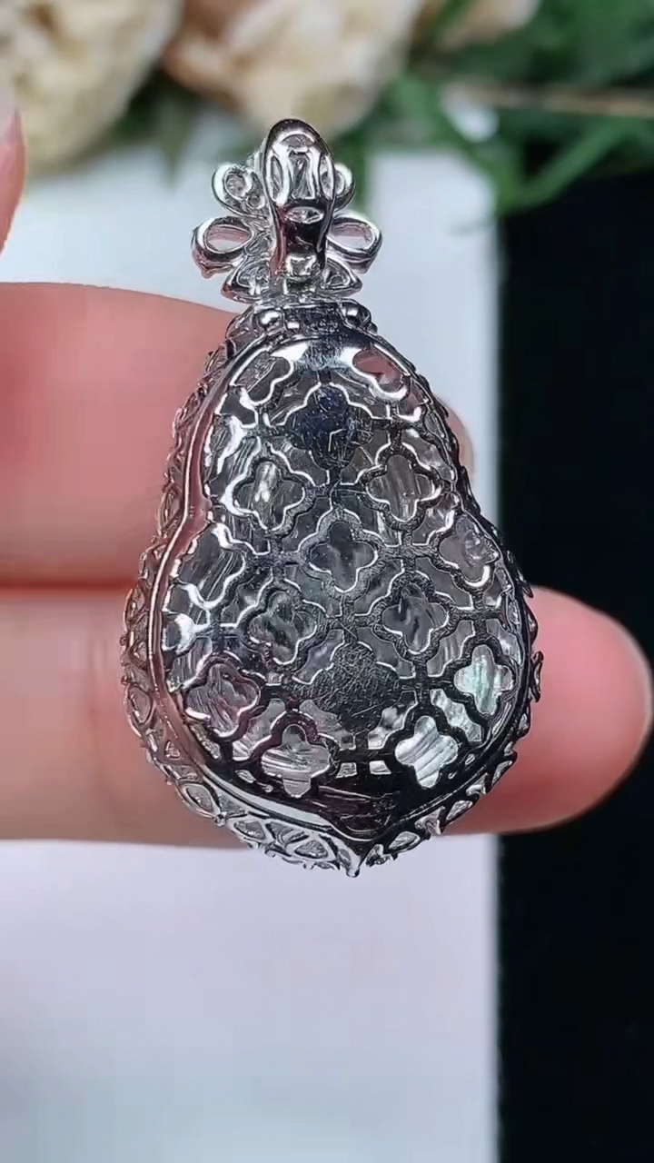 天然A货翡翠葫芦吊坠，尺寸31.9-17.6-11.9，裸石19-14，重量:6.24g
4月29日