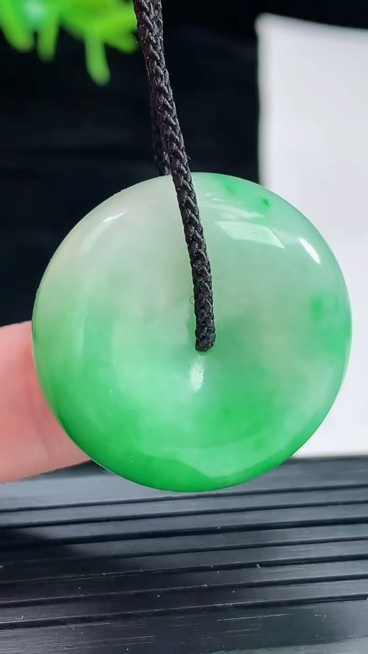 天然A货翡翠路路通吊坠，尺寸28.6-12.5重量:21.69g
4月29日