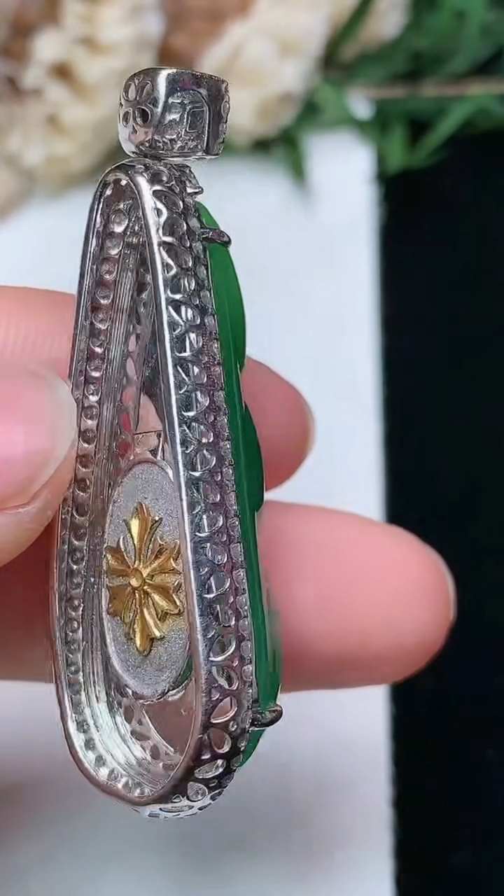 天然A货翡翠福豆吊坠，尺寸46.4-14.4-11.6，裸石36.3-11.6，重量:9.67g
4月29日，重量:9.67g