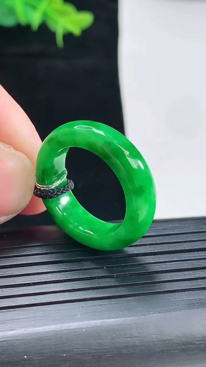 天然A货翡翠玉指环 戒指，尺寸18-6.2-4.5重量:5.35g2026年4月29日
工厂直销收藏佳品,种好水足，色泽均匀，有种有色，上手高大气！
