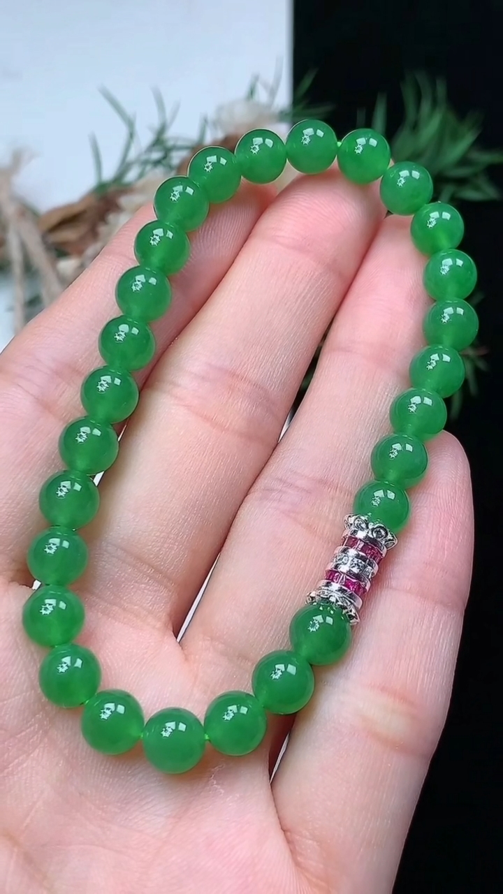 天然A货翡翠圆珠手串，尺寸6.3-27颗，重量:12.99g4月29日
工厂直销收藏佳品,种好水足，色泽均匀，有种有色，上手高大气！