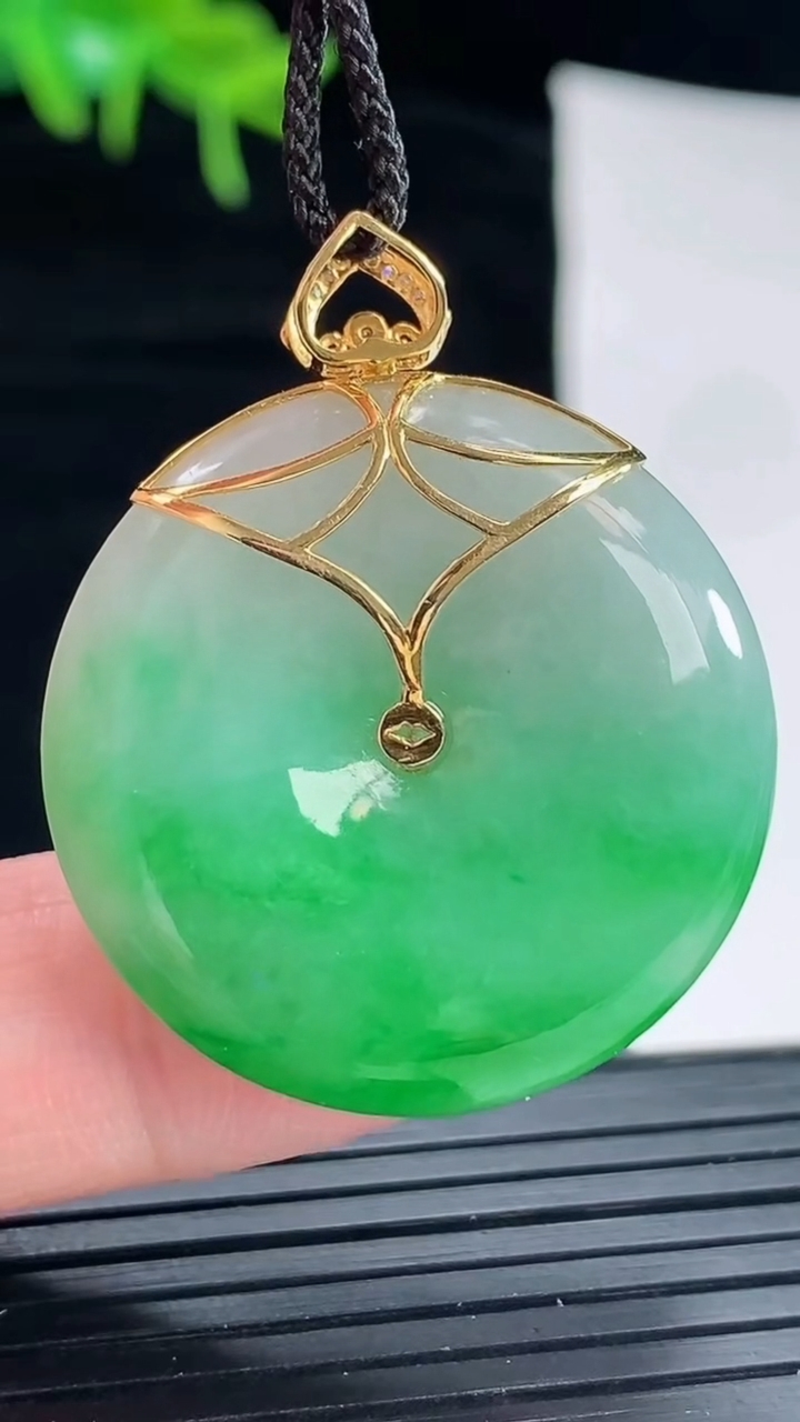 天然A货翡翠平安扣吊坠，尺寸30-5.8重量:11.54g
4月29日