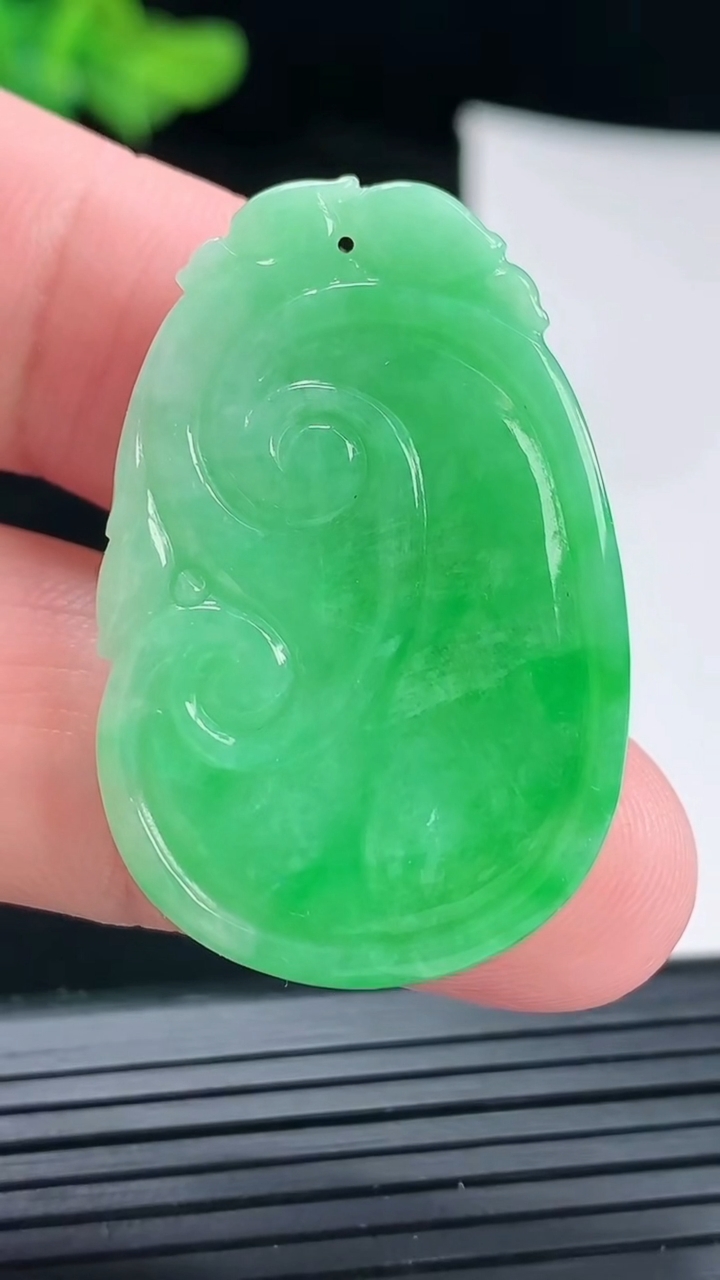 天然A货翡翠如意吊坠，尺寸36-24-5.2重量:9.19g
4月29日
