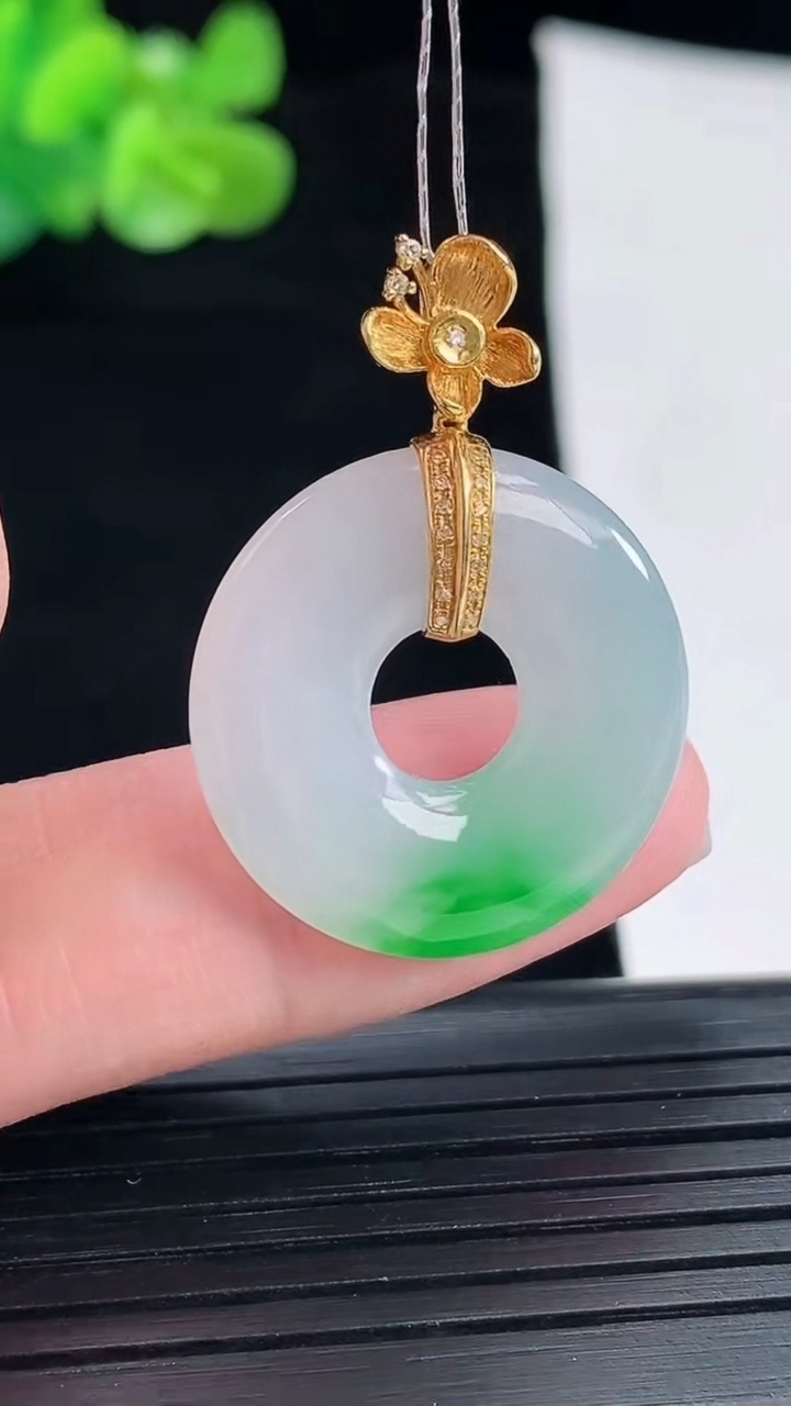 天然A货翡翠平安环吊坠，尺寸23-4重量:4.65g
4月29日