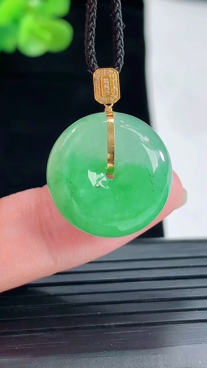 天然A货翡翠路路通吊坠，尺寸19-9.5重量:7.60g
4月29日