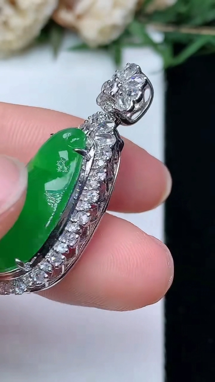 天然A货翡翠福豆吊坠，尺寸34-14.8-11.3，裸石20.9-10.8，重量:6.33g
4月29日