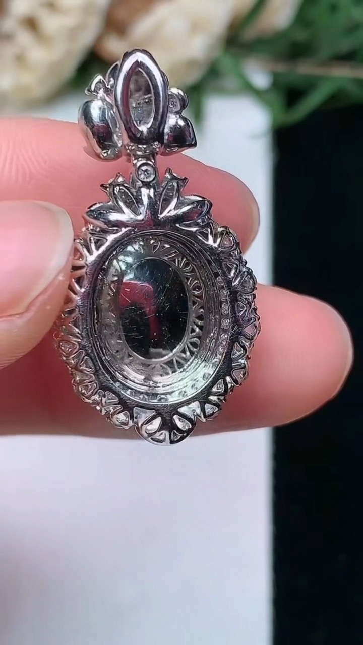 天然A货翡翠白冰蛋面吊坠，尺寸29.3-15.4-10.2，裸石13-10.6，重量:5.48g
4月29日