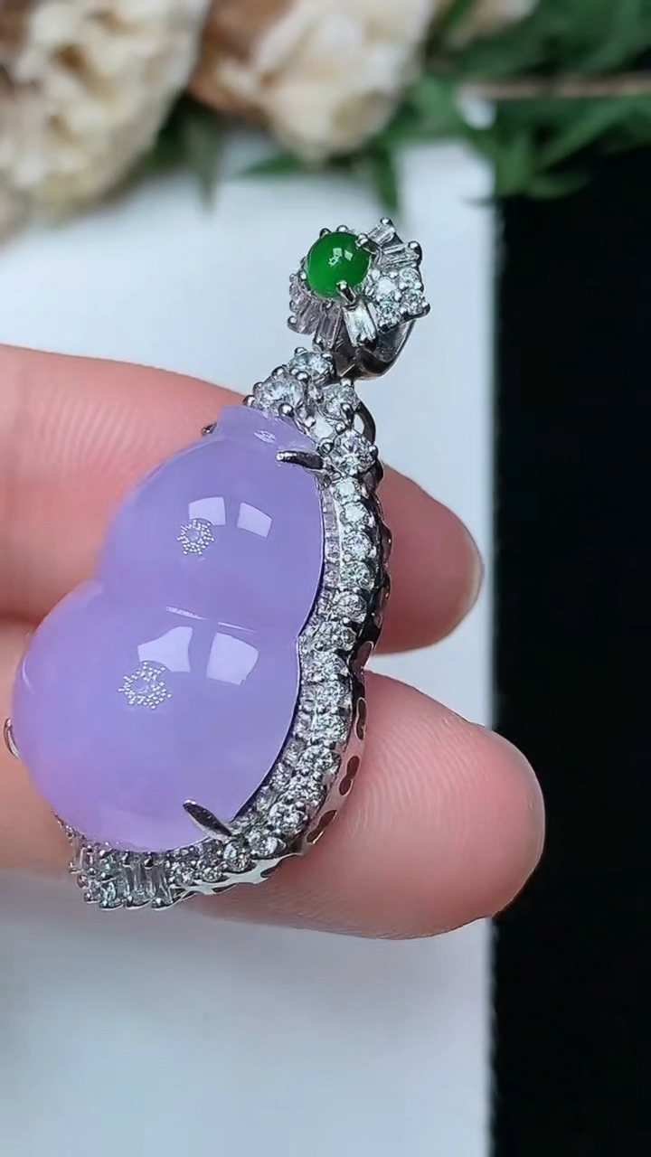 天然A货翡翠紫罗兰葫芦吊坠，尺寸34.6-17-11.2，裸石20.4-14.8，重量:7.69g
4月29日