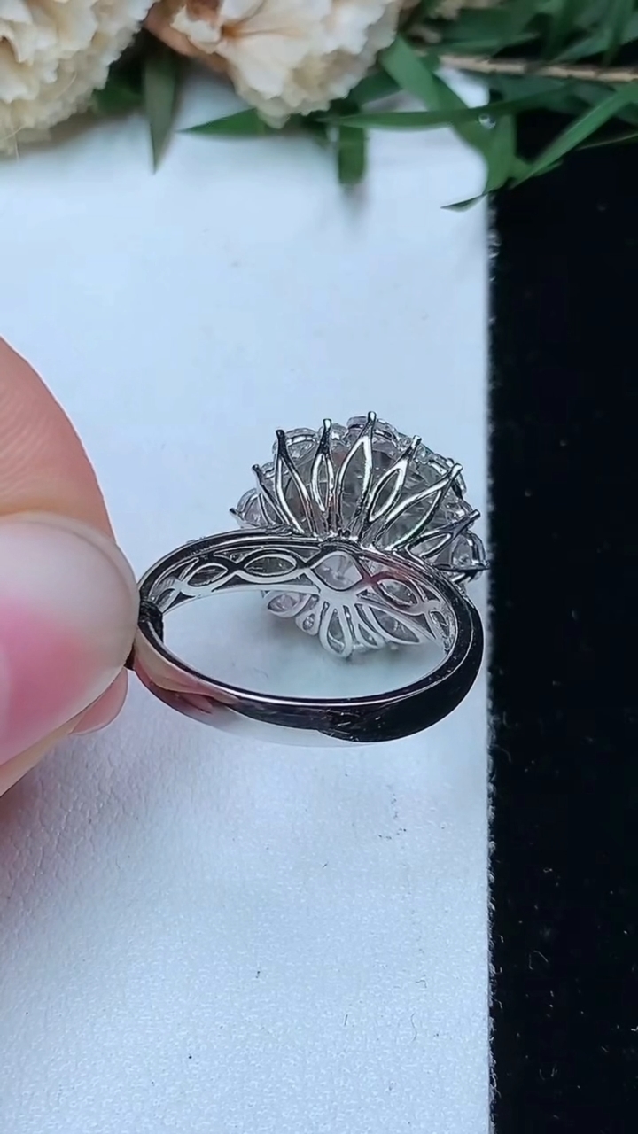 天然A货翡翠蛋面戒指，尺寸17.3-11.9-11.7，重量:5.60g2026年4月29日
工厂直销收藏佳品,种好水足，色泽均匀，有种有色，上手高大气！