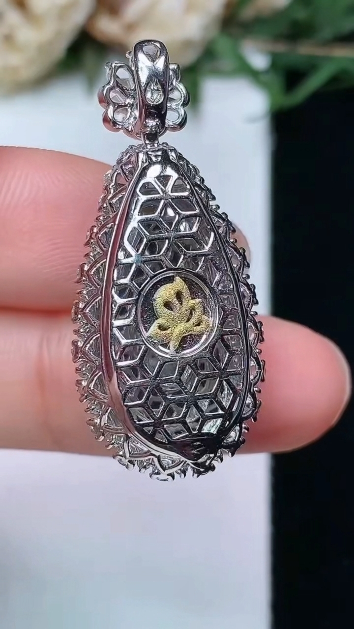 天然A货翡翠福豆吊坠，尺寸34-14.8-11.3，裸石20.9-10.8，重量:6.33g
4月29日