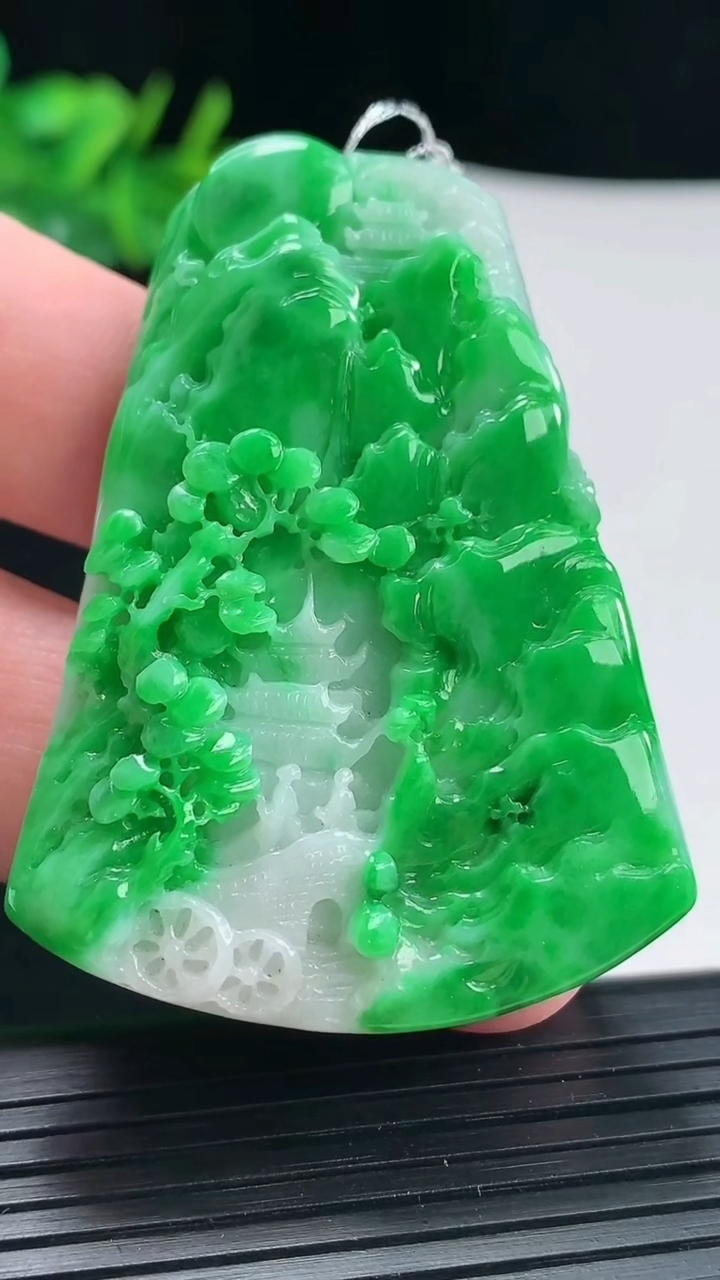 天然A货翡翠山水牌吊坠，尺寸55.2-40.2-10.6重量:41.91g
4月29日