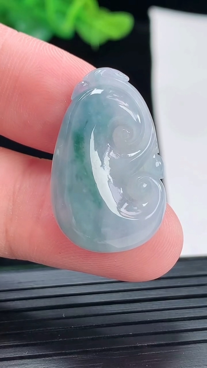 天然A货翡翠紫罗兰 飘花如意吊坠，尺寸28.6-18-4.5重量:4.26g
4月29日