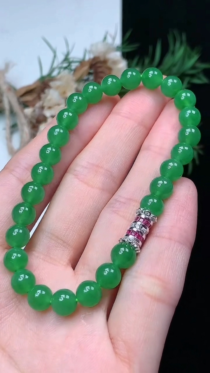 天然A货翡翠圆珠手串，尺寸6.3-27颗，重量:12.99g4月29日
工厂直销收藏佳品,种好水足，色泽均匀，有种有色，上手高大气！
