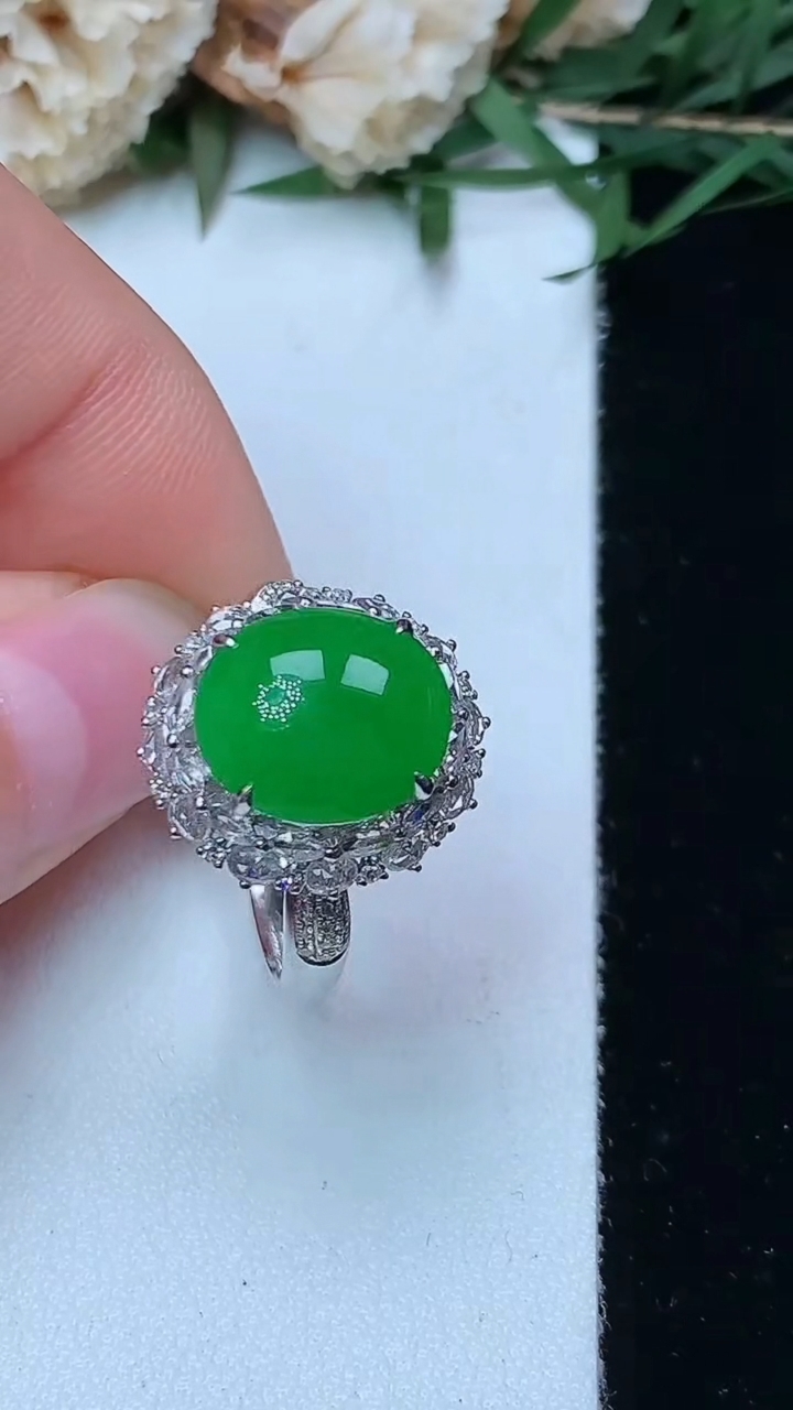 天然A货翡翠蛋面戒指，尺寸17.4-12.2-9.6，重量:4.00g2026年4月29日
工厂直销收藏佳品,种好水足，色泽均匀，有种有色，上手高大气！