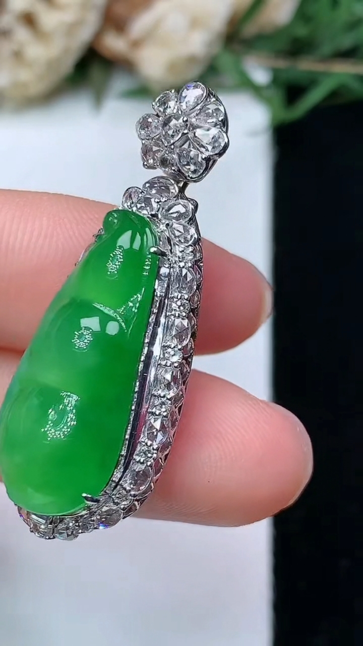 天然A货翡翠福豆吊坠，尺寸36.9-14-11.5
4月29日