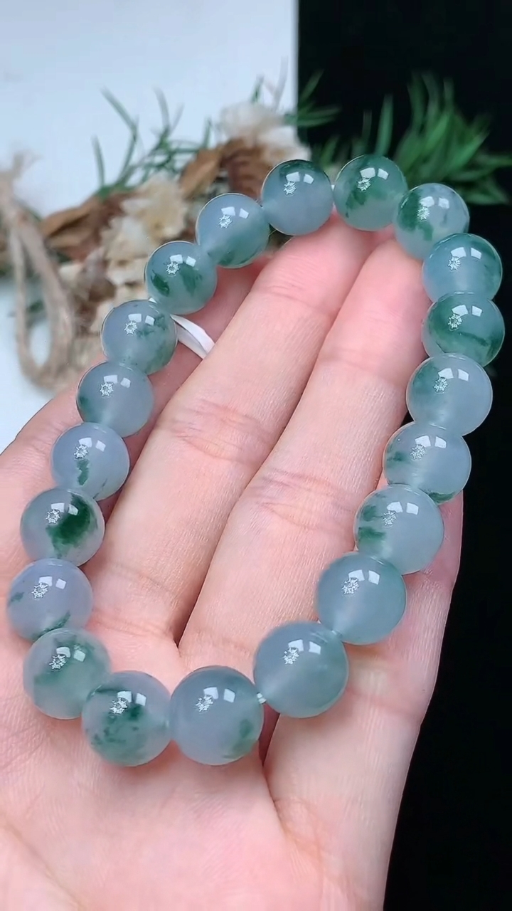 天然A货翡翠飘花圆珠手串，尺寸9.5-20颗，重量:30.33g4月29日
工厂直销收藏佳品,种好水足，色泽均匀，有种有色，上手高大气！