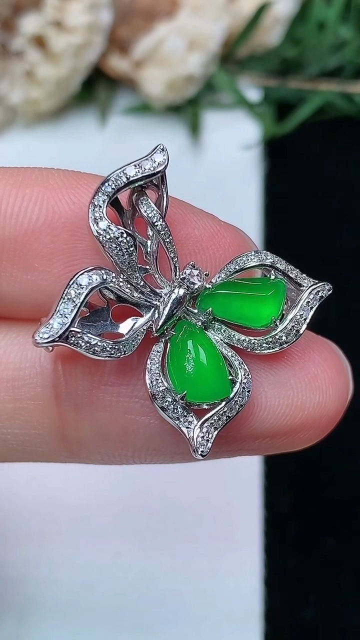 天然A货翡翠随形 蝴蝶胸针，尺寸18.5-20.9-7.6，裸石7-4.5，重量:4.13g
4月2