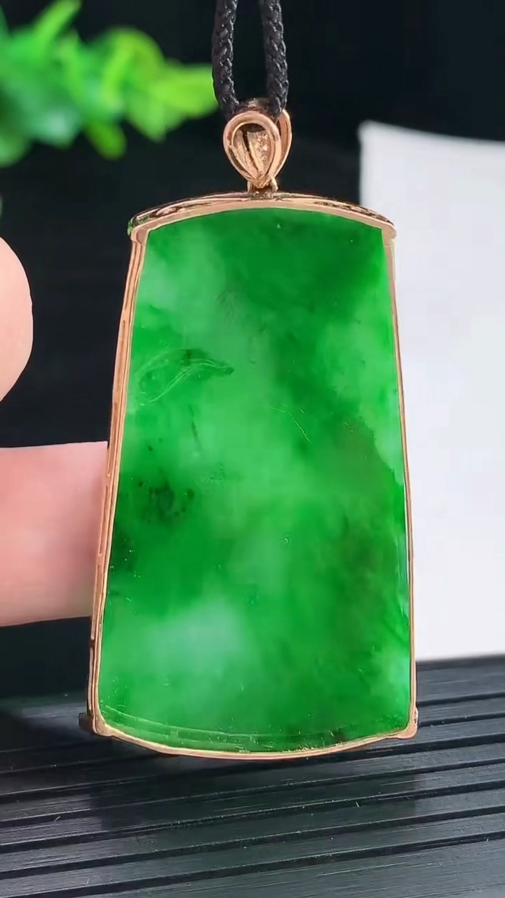 天然A货翡翠无事牌吊坠，尺寸53-29.5-4.2，裸石47-28重量:10.67g
4月29日