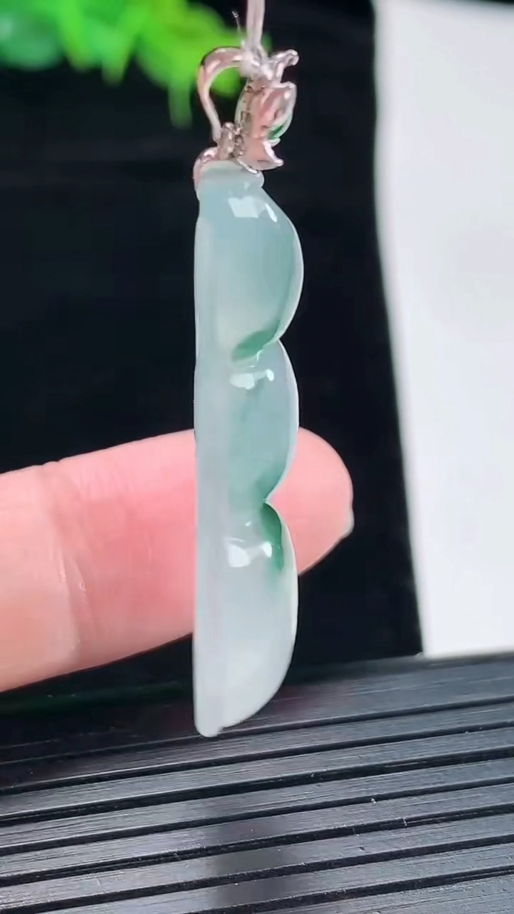 天然A货翡翠种飘花福豆吊坠，尺寸36.6-14.5-6.5重量:6.37g
4月29日