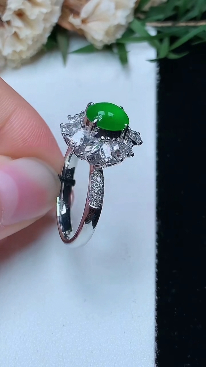 天然A货翡翠蛋面戒指，尺寸17.2-7.3-6.3，重量:5.32g
4月29日