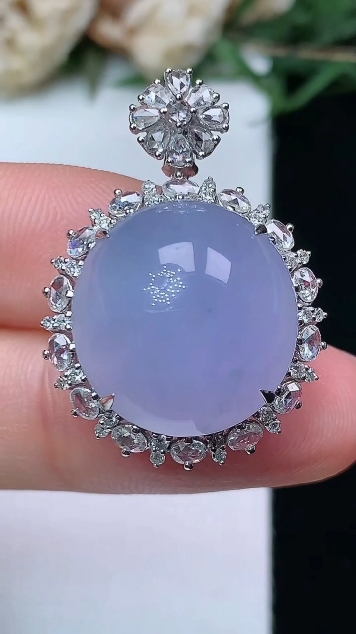 天然A货翡翠紫罗兰蛋面吊坠，尺寸29-20.7-12.6，裸石16.4-15.6，重量:5.68g
4月29日