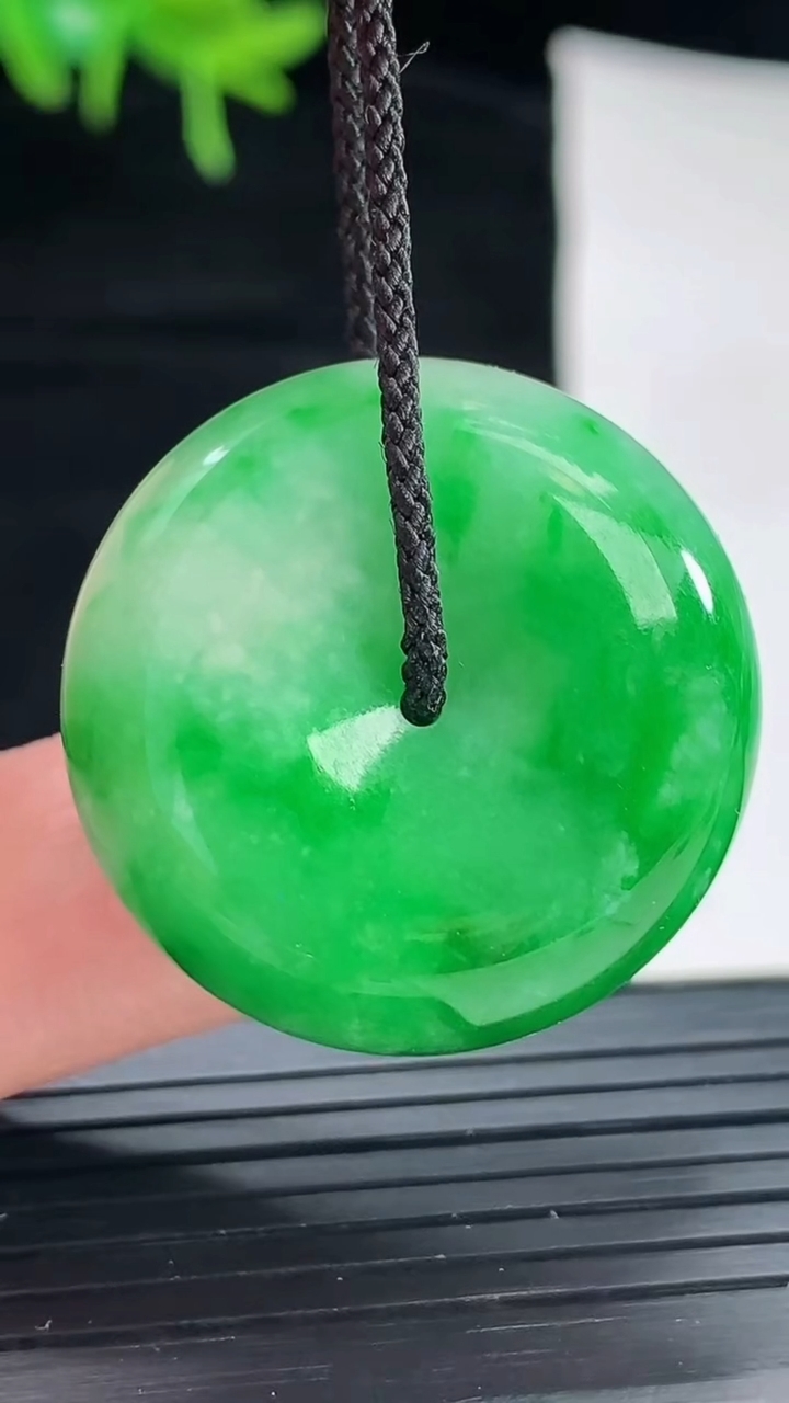 天然A货翡翠路路通吊坠，尺寸28.6-12.5重量:21.69g
4月29日