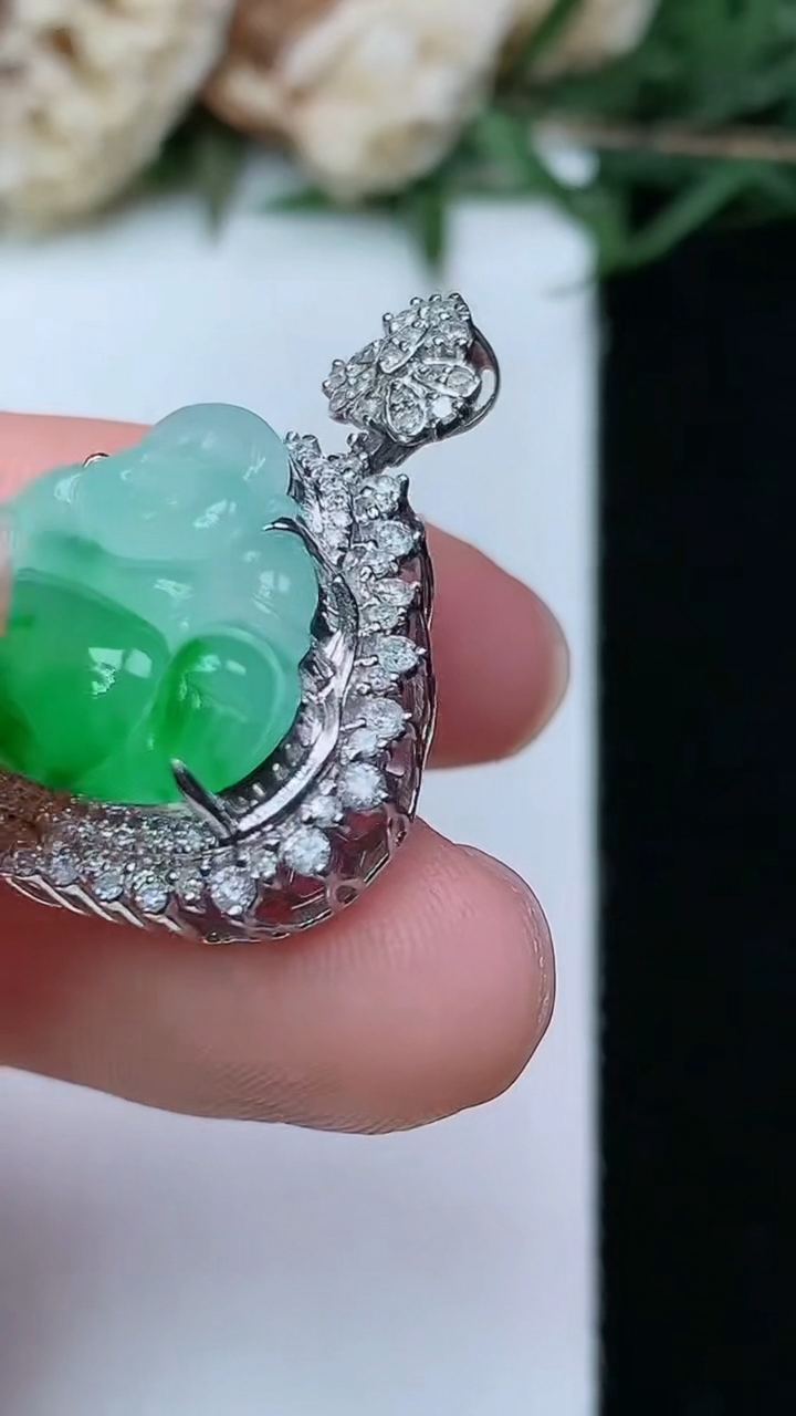 天然A货翡翠佛公吊坠，尺寸27.3-23.8-11.4，裸石14.9-19.5，重量:5.54g
4月29日