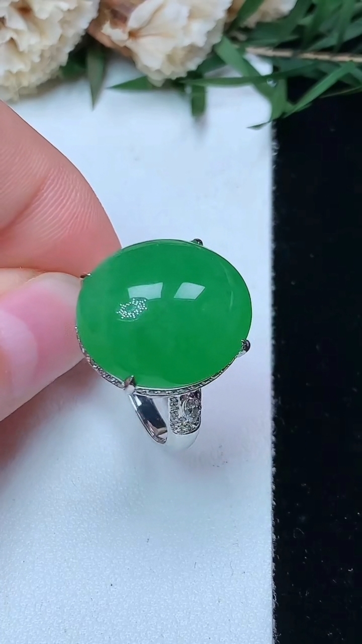 天然A货翡翠蛋面戒指，尺寸17.4-17.4-15.5，重量:7.23g2026年4月29日
工厂直销收藏佳品,种好水足，色泽均匀，有种有色，上手高大气！
