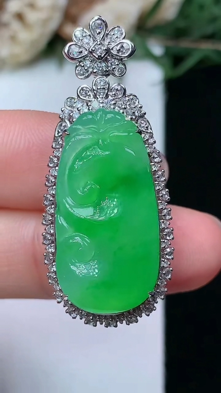 天然A货翡翠如意吊坠，尺寸37.9-16-9.8，裸石24.2-12，重量:6.24g
4月29日