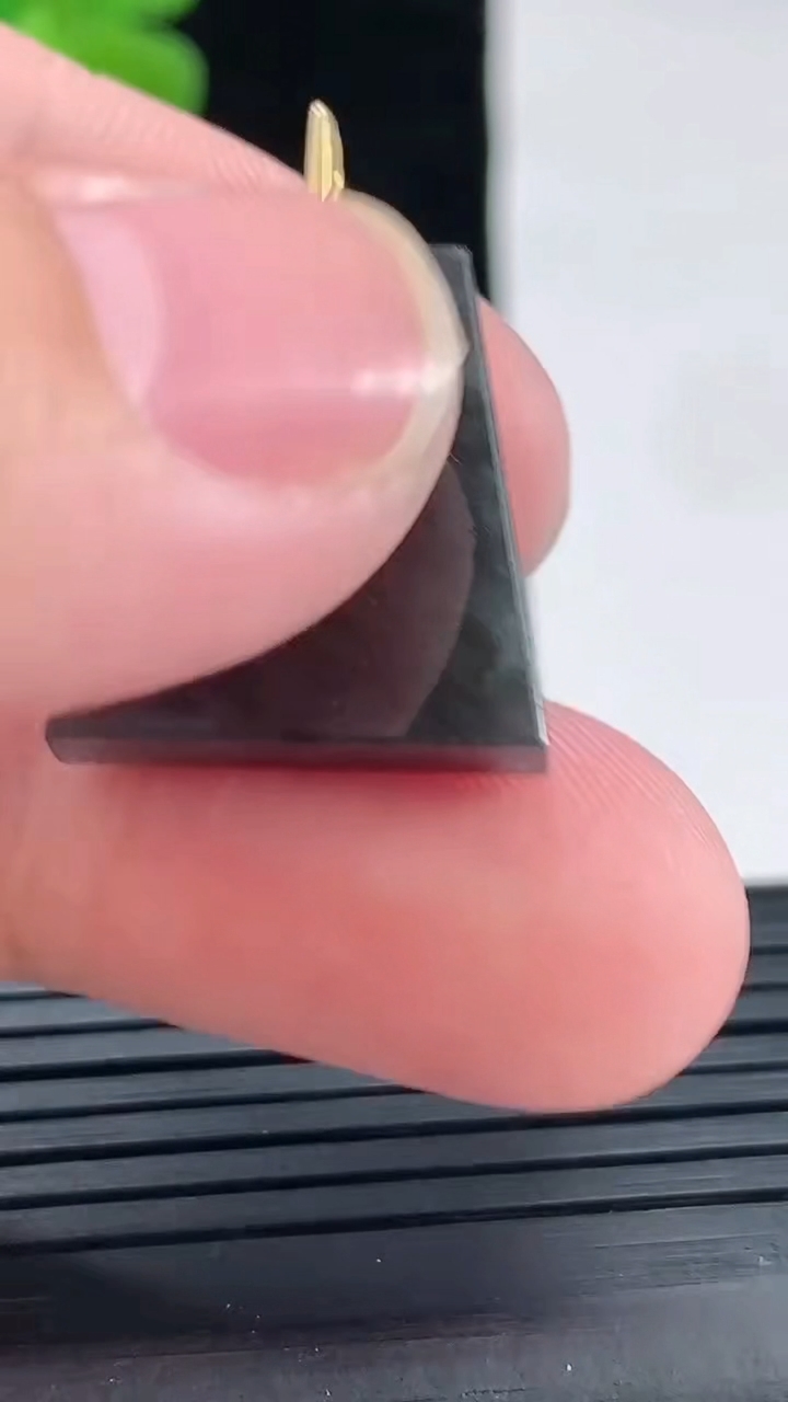 天然A货翡翠18k金乌鸡种无事牌吊坠，尺寸20.6-18.5-4重量:4.28g
4月29日