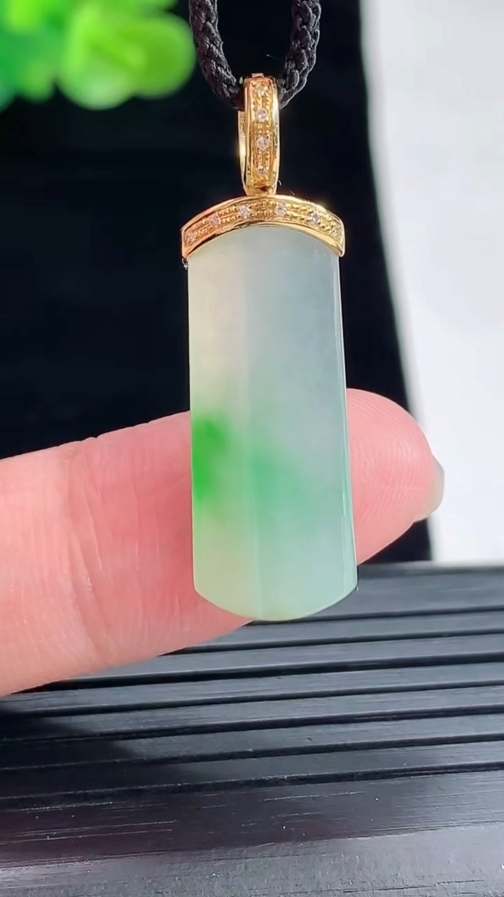 天然A货翡翠无事牌 平安柱吊坠，尺寸25.5-10-4.6重量:2.92g
4月29日