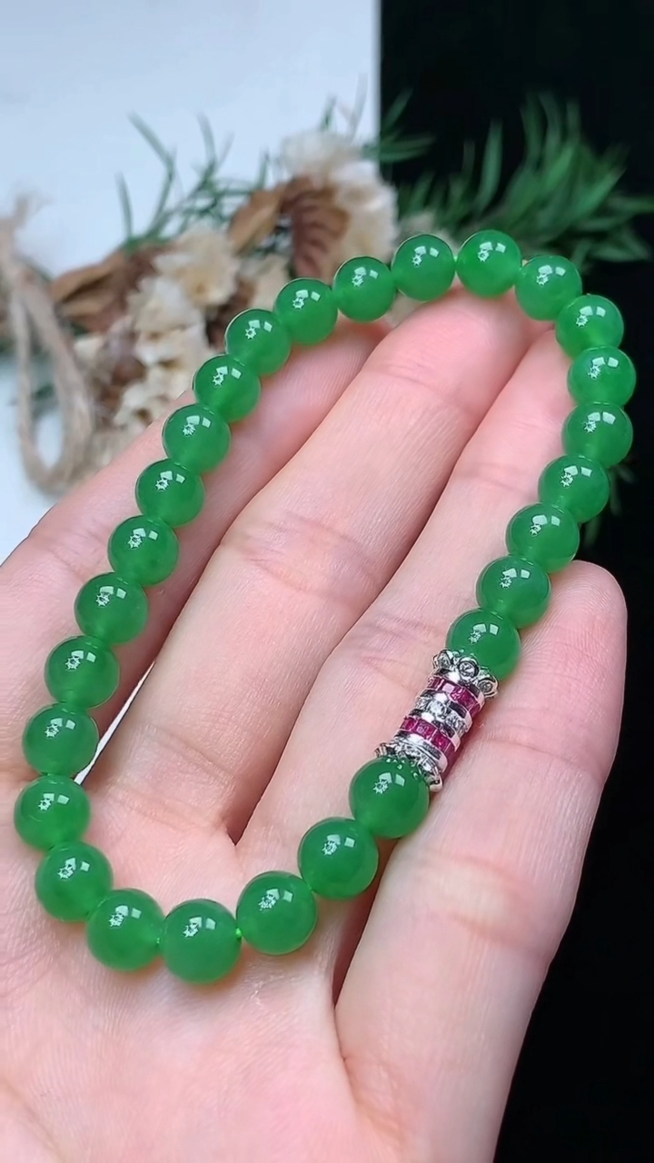 天然A货翡翠圆珠手串，尺寸6.3-27颗，重量:12.99g4月29日
工厂直销收藏佳品,种好水足，色泽均匀，有种有色，上手高大气！