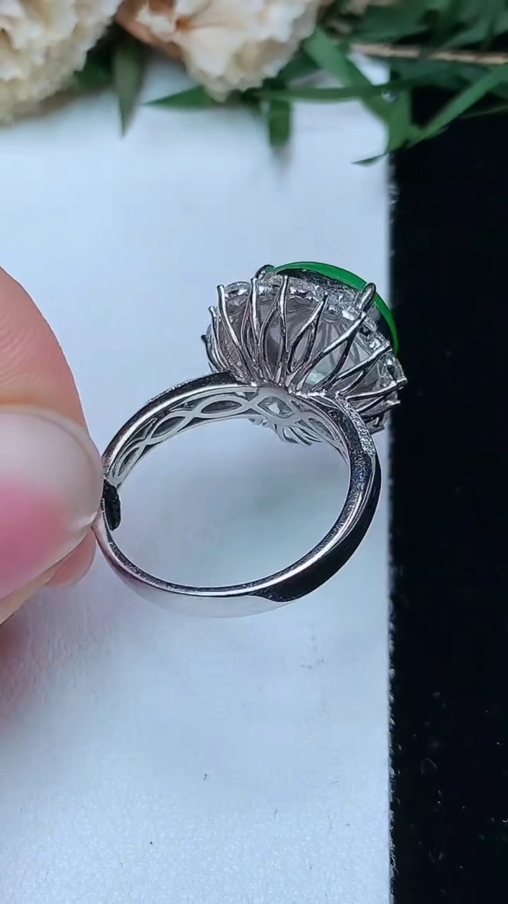 天然A货翡翠蛋面戒指，尺寸17.3-11.9-11.7，重量:5.60g2026年4月29日
工厂直销收藏佳品,种好水足，色泽均匀，有种有色，上手高大气！