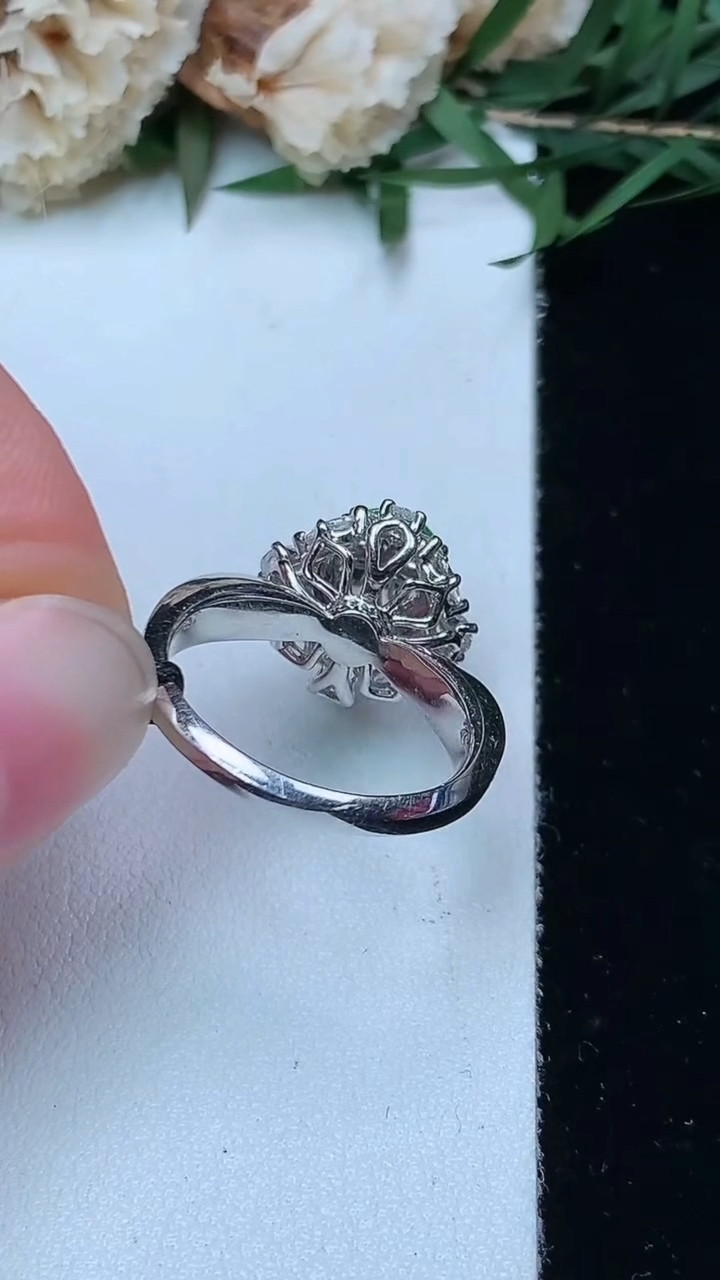 天然A货翡翠蛋面戒指，尺寸16.6-8.5-7.7，重量:5.29g2026年4月29日
工厂直销收藏佳品,种好水足，色泽均匀，有种有色，上手高大气！