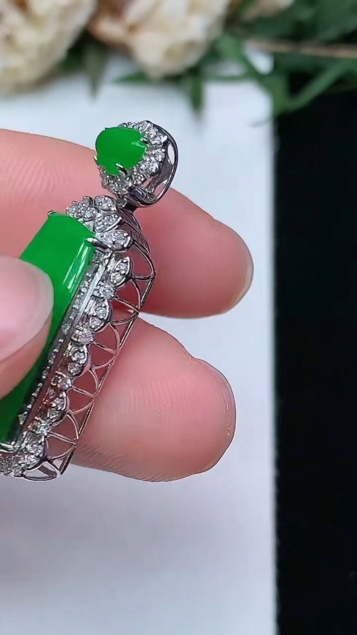 天然A货翡翠无事牌吊坠，尺寸30.5-15.2-7，裸石18.3-11.8，重量:3.11g
4月29日1.8，重量:3.11g