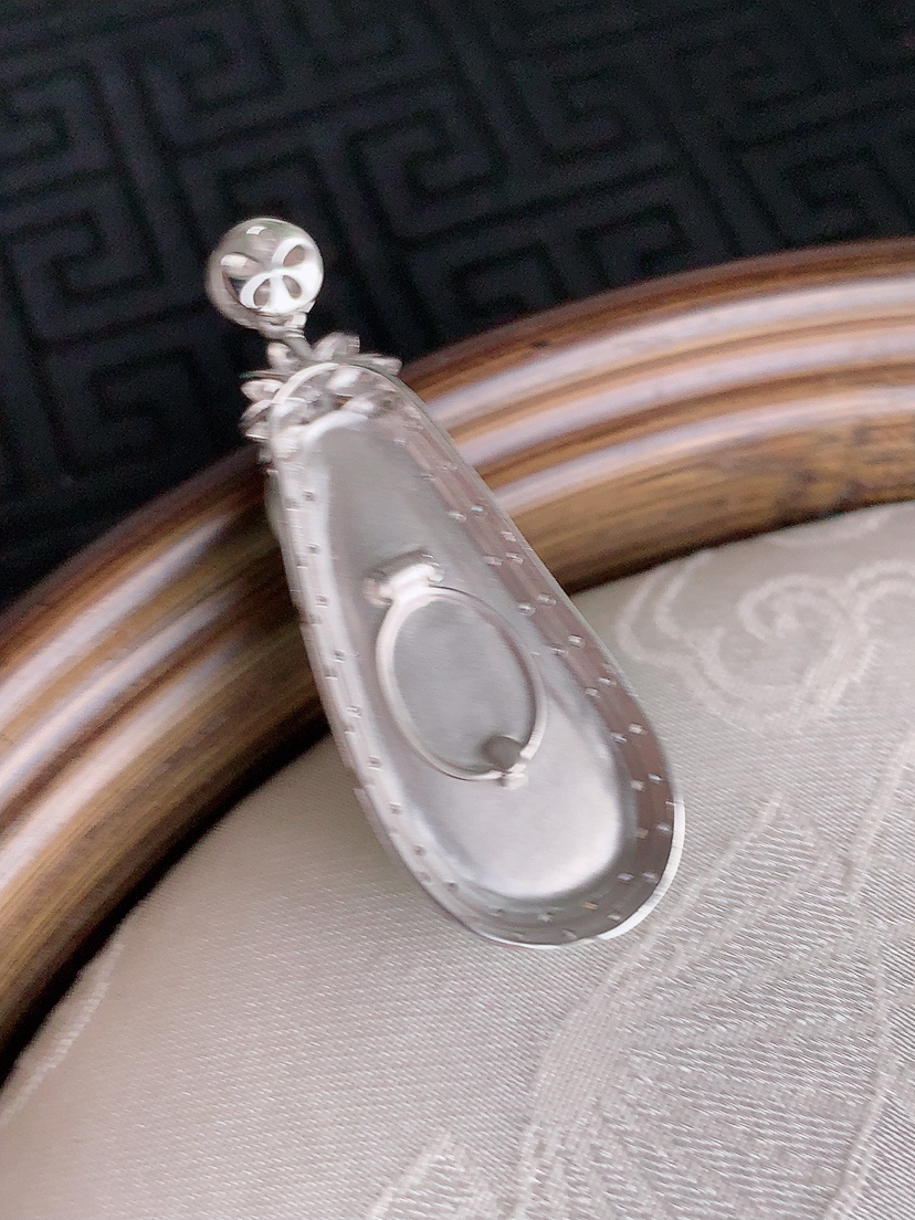 天然A货翡翠18K金伴钻镶嵌满绿福瓜吊坠 
尺寸38-13.5-7.5裸石26.3-10.3mm 重