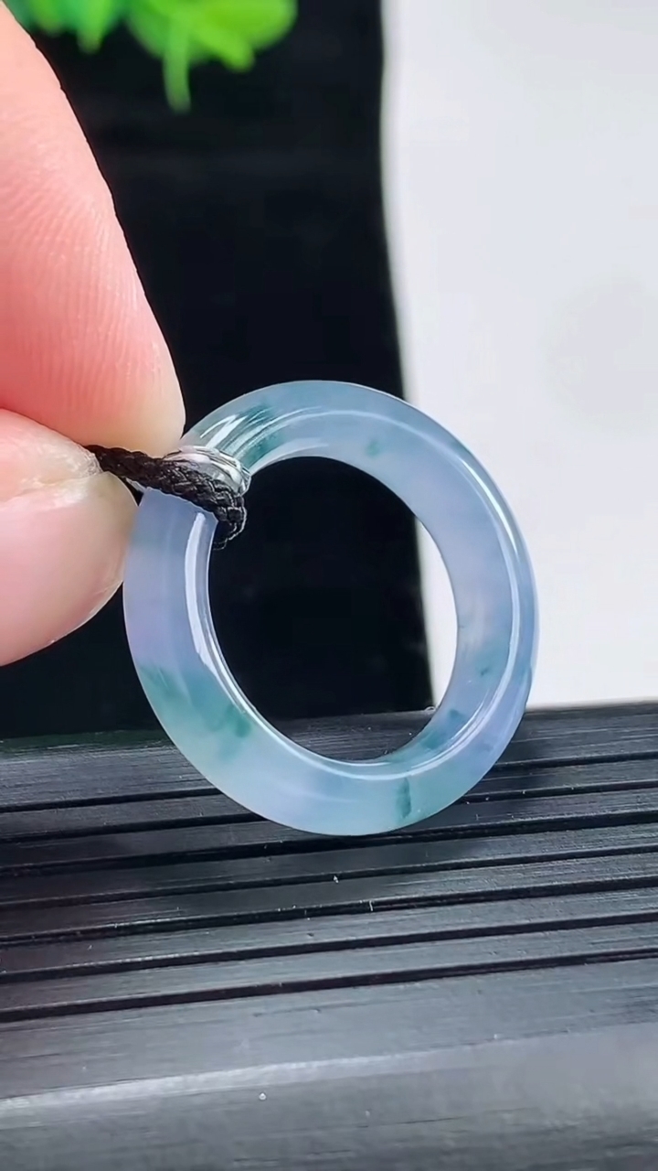 天然A货翡翠种紫罗兰 飘花玉指环 戒指，尺寸18-6-4重量:4.33g2026年4月29日
工厂直销收藏佳品,种好水足，色泽均匀，有种有色，上手高大气！