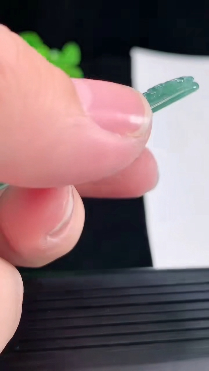 天然A货翡翠观音菩萨吊坠，尺寸56-39.6-5.5重量:20.38g
4月29日