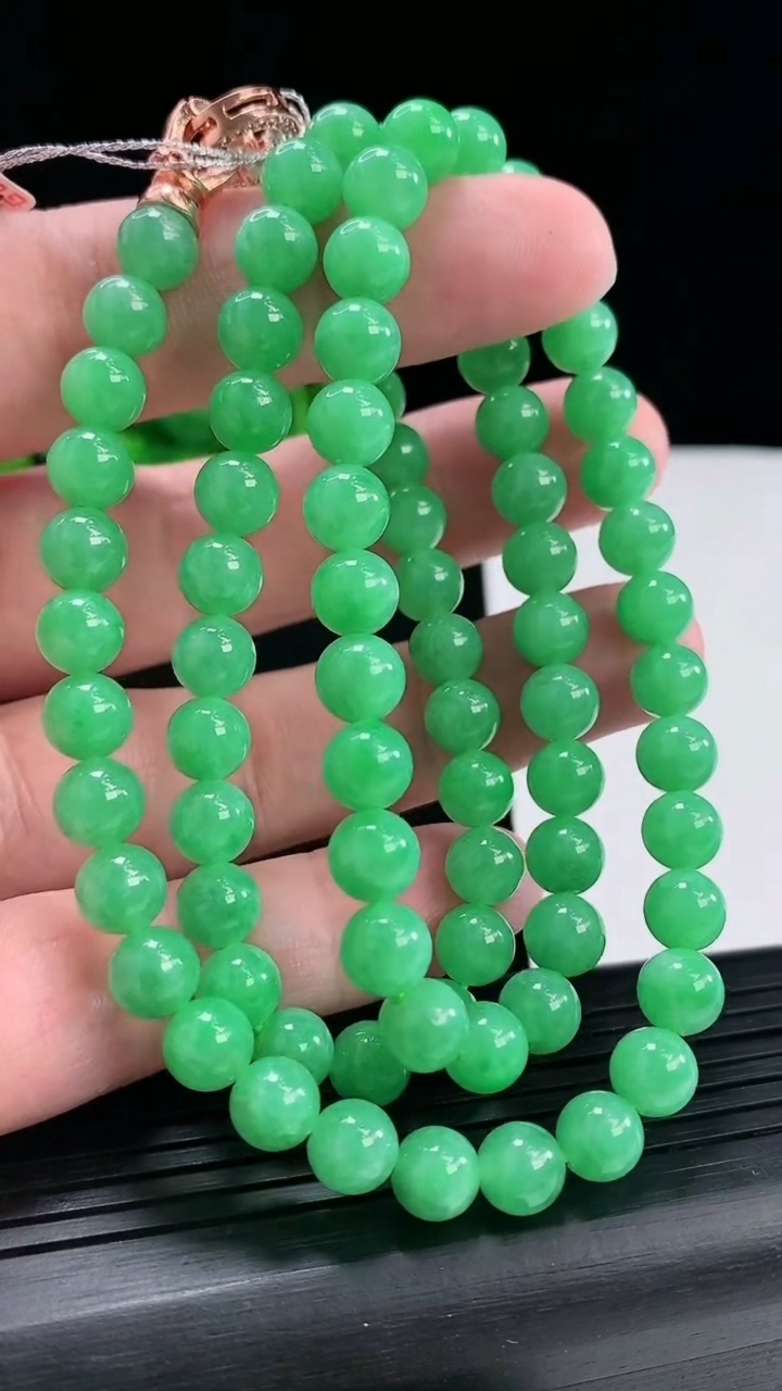 天然A货翡翠圆珠项链，尺寸7-82颗重量:53.31g
4月29日