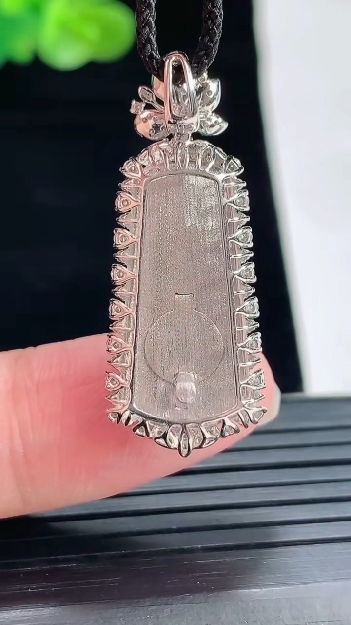 天然A货翡翠无事牌吊坠，尺寸34-14-6.8，裸石22-12重量:4.74g
4月29日