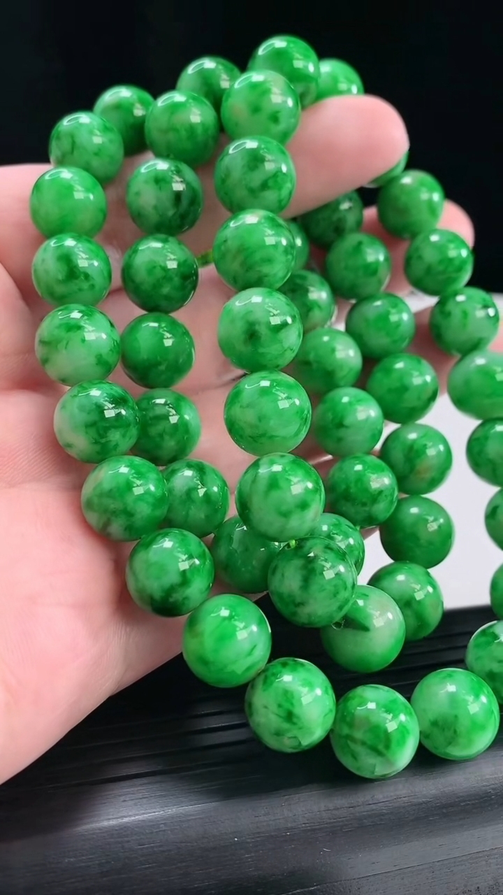 天然A货翡翠圆珠项链，尺寸11-55颗重量:136.53g4月29日
工厂直销收藏佳品,种好水足，色泽均匀，有种有色，上手高大气！