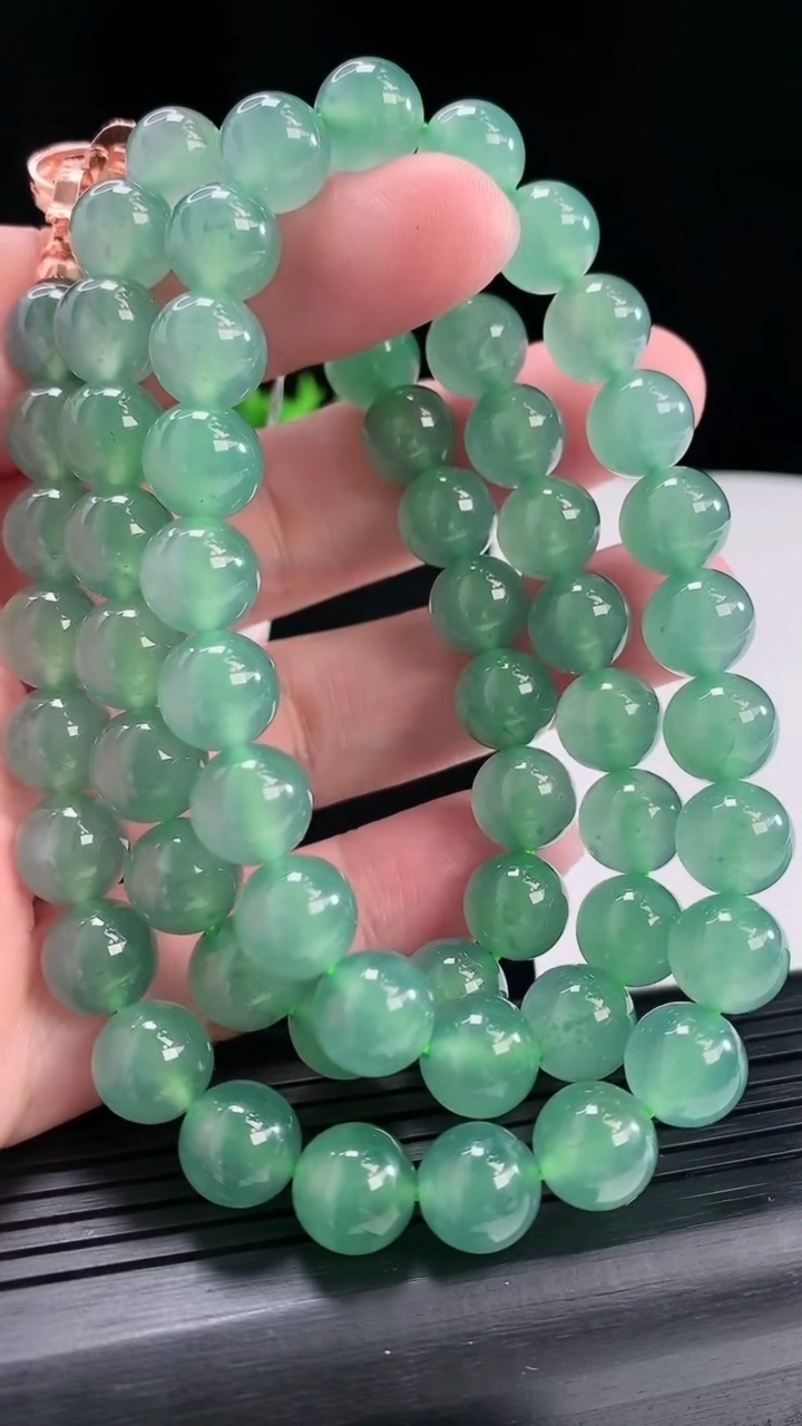 天然A货翡翠种蓝水圆珠项链，尺寸10-64颗重量:109.27g
4月29日