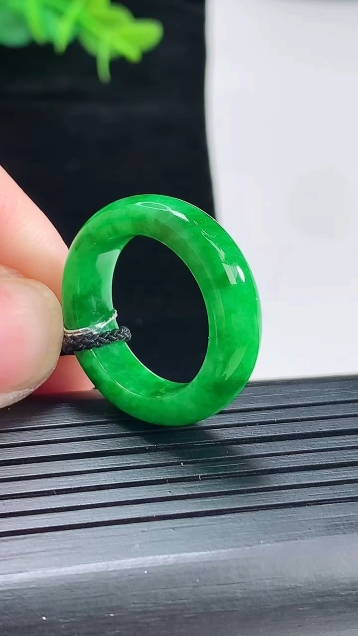 天然A货翡翠玉指环 戒指，尺寸18-6.2-4.5重量:5.35g2026年4月29日
工厂直销收藏